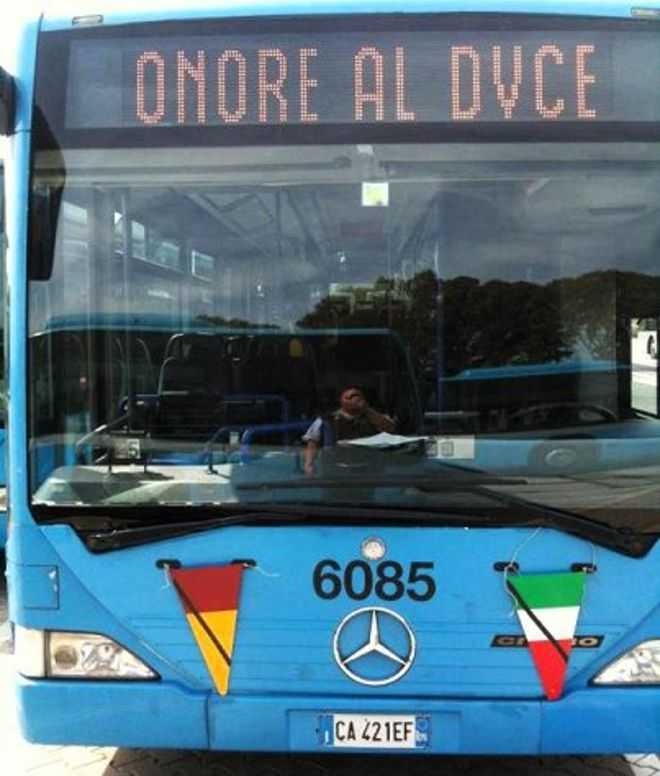 Scrive “Onore al duce” sul display di un autobus, indagine interna
