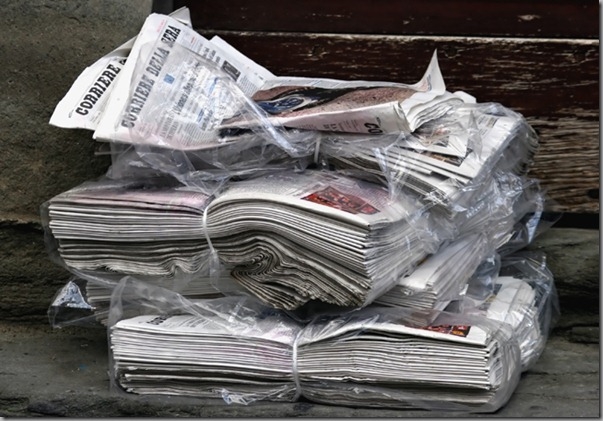 Migliaia di edicole chiudono ma ancora si stampano tonnellate di giornali che nessuno legge