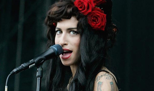 Amy Winehouse. All’asta un dipinto col suo sangue