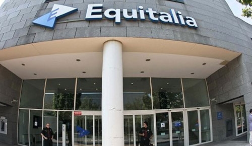 ‘Equitalia va chiusa’. Incidenti davanti sede napoletana. Cariche della Polizia