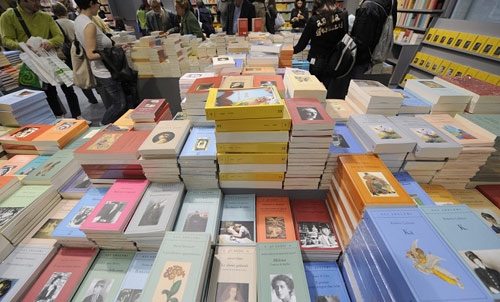 Salone del libro di Torino. Nove scrittori per medici senza frontiere