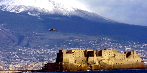 “Napoli 24”: ai piedi del Vesuvio canone  a 24 voci. Recensione. Trailer