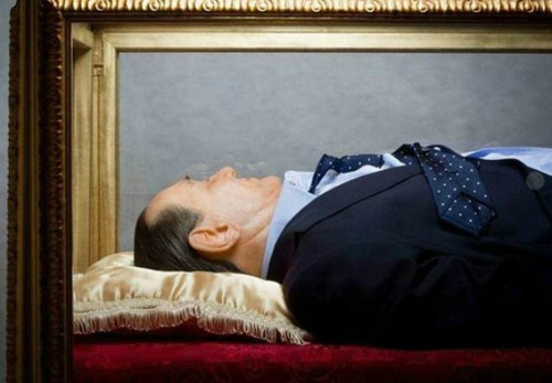 ‘Il sogno degli italiani’? Berlusconi morto. Ma è solo un’installazione