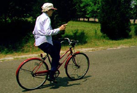 Cieco da 35 anni porta la bicicletta come un equilibrista