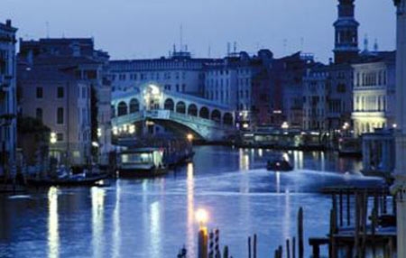 Venezia di notte s’illumina a giorno. Colpa dei gas di Marghera