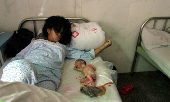 Cina. Costretta ad abortire al settimo mese dal regime di Pechino