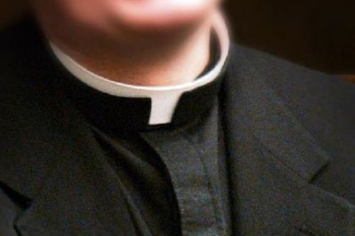 Sacerdote arrestato per pedofilia. Molestie su ragazzina. Sospeso dal Vescovo