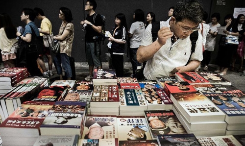 Cina. Hong Kong, boom di vendite di libri proibiti