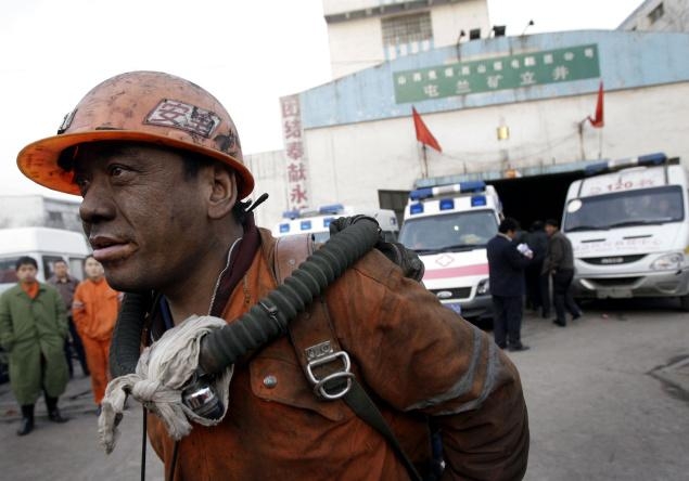 Cina. Esplode miniera di carbone. 37 morti, lavoratori intrappolati