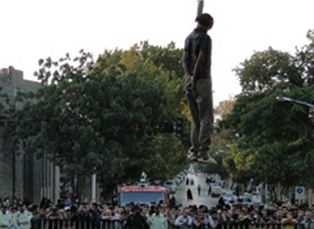 Iran. Uomo impiccato in pubblico. Prima dell’esecuzione ha gridato “sono innocente”