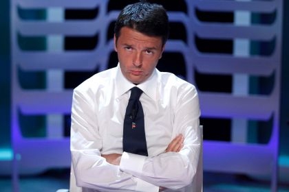 Renzi, “eroe” dei media con la camicia stirata di fresco