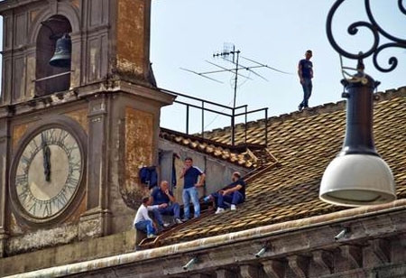 Operai sul tetto del Duomo di Sassari per protesta