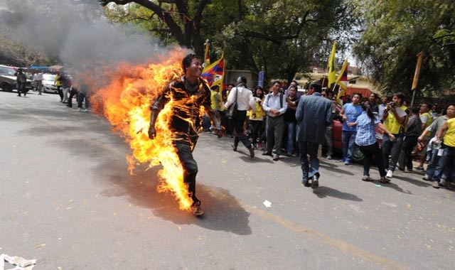 Tibet. Altre due persone si danno fuoco per protesta. 62 immolati dal 2009