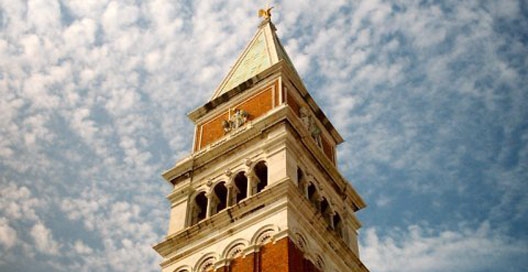 Crisi. Gli operai delle Vinyls sul campanile di San Marco a Venezia. Solidarietà del sindaco