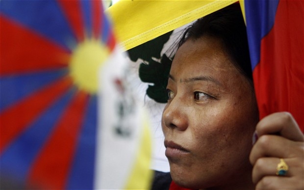 Tibet. La Cina offre 6.000 euro per sventare immolazioni