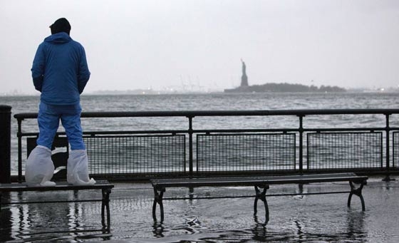 L’uragano Sandy arriva a New York. Massima allerta