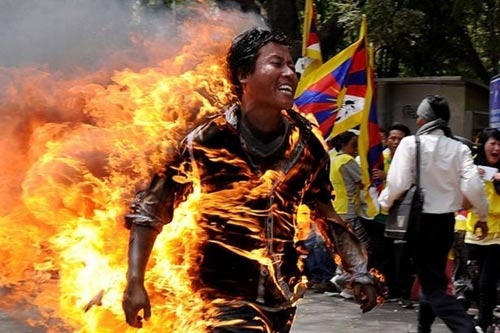 Tibet. Tibetano si da fuoco per protestare contro il governo cinese
