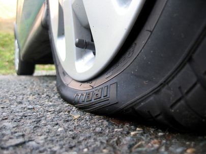 Buca le gomme al disabile che lo denuncia, poi si pente?