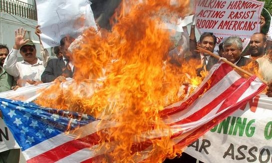 Islam. In Pakistan le bandiere Usa infiammabili. Record di vendite