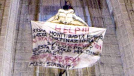Vaticano. Imprenditore si arrampica sul cupolone per protesta. Basta Monti