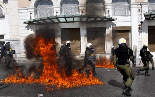 Grecia. Il paese si ferma per lo sciopero. Morto un uomo durante gli scontri con la polizia