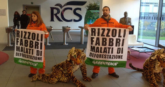 Greenpeace Italia contro la deforestazione: blitz al gruppo RCS