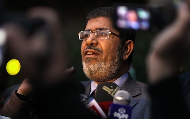 Morsi ritira il decreto, ma non modifica il referendum. La protesta continua