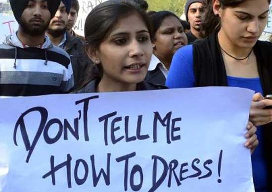 In India si manifesta contro gli stupri, in Italia il prete della vergogna