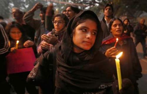 A New Delhi i funerali della ragazza violentata, figlia dell’India