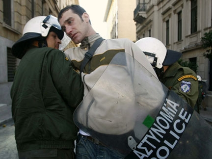 Grecia. Amnesty denuncia richiedenti asilo perseguitati da Polizia e estrema destra