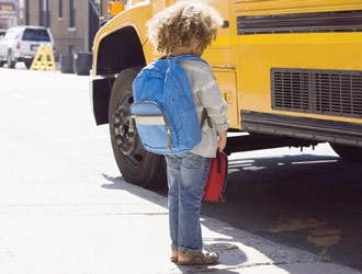 Autista scuolabus fa scendere bimbo di 10 anni. ‘Tuo padre non paga’