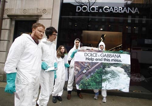 Blizt di Greenpeace contro la moda contaminata a Castello Sfrozesco