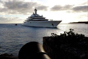 Le Bermuda si riscoprono paradiso per yacht di lusso. Fatta la legge, trovato l’inganno