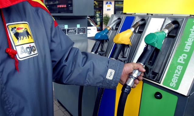 Benzina. Prezzi incontrollati e tassazioni, gli italiani abbandonano l’automobile