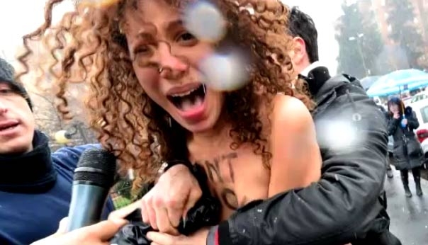 Elezioni. Attiviste Femen contestano Berlusconi e finiscono in Questura. Ecco il video