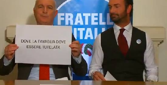 Il video omofobo che imbarazza Fratelli d’Italia: “Vota con il cuore non con il culo”