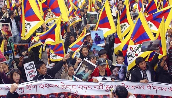 Due studenti tibetani si danno fuoco,  muoiono avvolti dalle fiamme