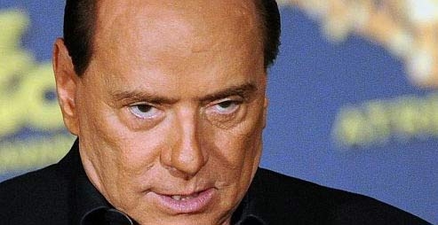 Berlusconi a caccia dei comunisti. Ma in piazza c’è anche l’Italia civile