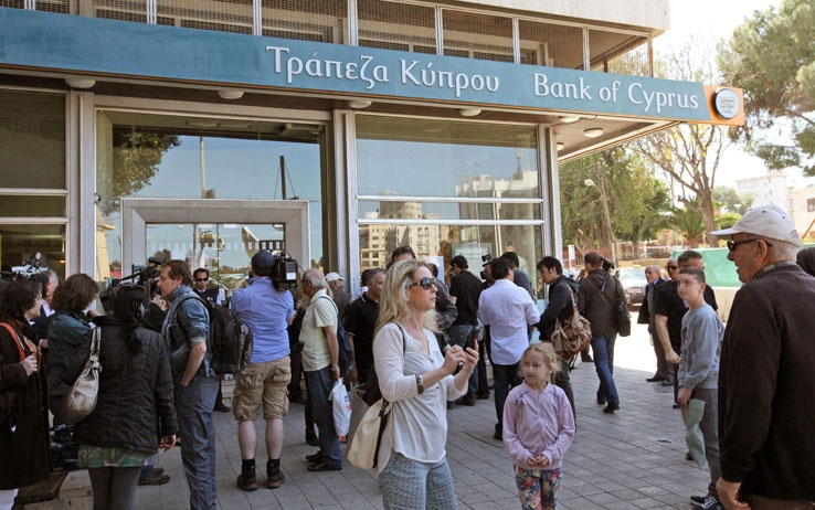 Cipro. Riaprono le banche, lunghe file agli sportelli. La Borsa resta chiusa