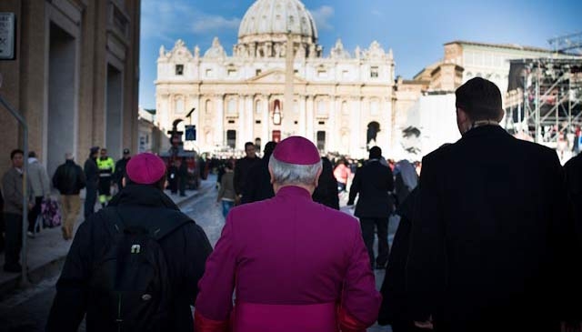 Papa. In Piazza San Pietro, un Mondo di fedeli. LE FOTO