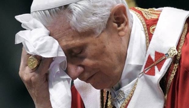 Parroco non accetta le dimissioni di Ratzinger e brucia la sua foto davanti ai fedeli