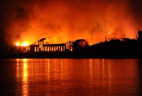 Napoli, In fiamme la Città della Scienza. Pittella: attentato alla civiltà