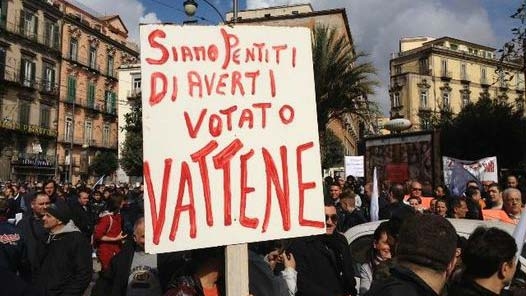 Serrata commercianti a Napoli contro la Ztl. Disordini e lancio lacrimogeni