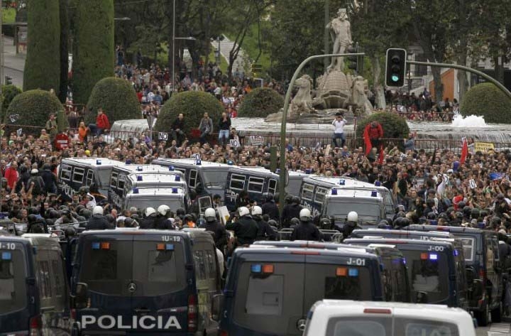 Spagna. Assediato Parlamento. Scontri e arresti. Rajoy e l’austerity nel mirino