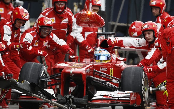 F1, Ferrari di Alonso domina in Cina