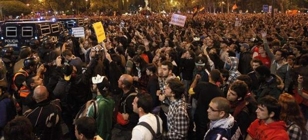 Spagna, la protesta anti-Rajoy corre sul web. Assedio al Parlamento. Sale la tensione