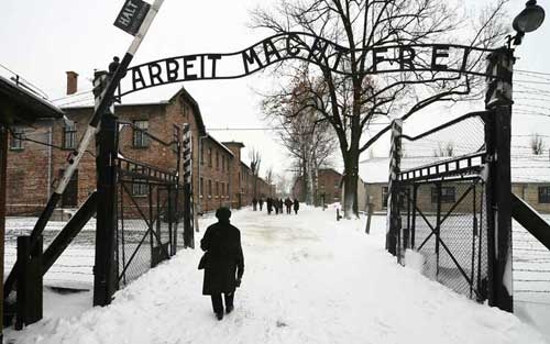 Antisemitismo in classe. la Professoressa: “Ad Auschwitz saresti stata attenta”