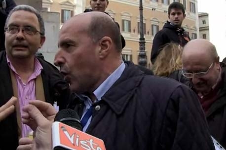 Montecitorio. Giornalista Repubblica va in escandescenza contro i grillini. IL VIDEO