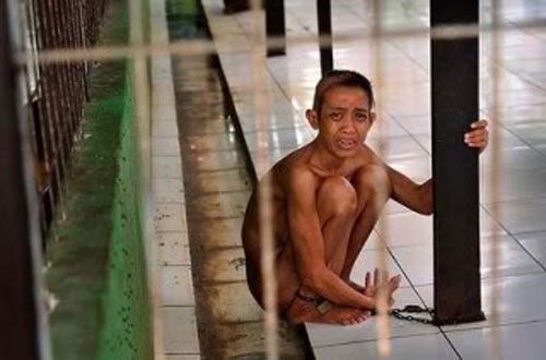 Indonesia. Malati psichiatrici senza cure, legati a muro in mezzo alle feci. Inferno allo Yahasan Galuh