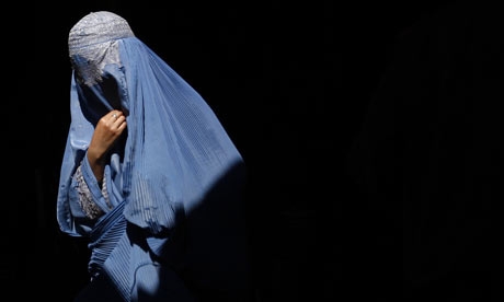Afghanistan. Onore violato, padre uccide uccide la figlia in piazza